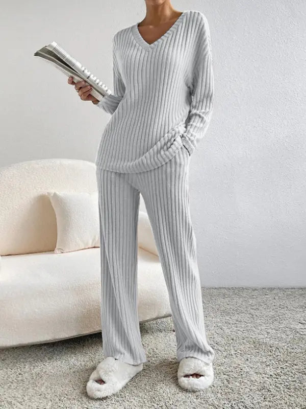 Damen Loungewear Set mit V Ausschnitt Oberteil und gerade geschnittener Hose